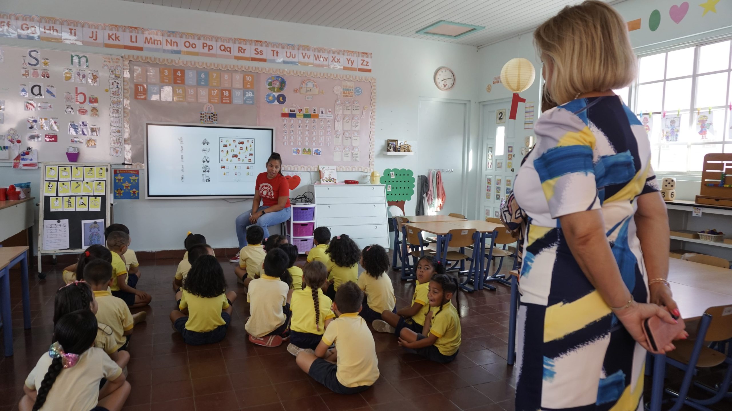 Prome Minister Ta Felicita Aurora Kleuterschool Como Un Di E Scolnan Ganador Di E Campaña Di Edutech 163 Mp Aurora Edutech 2 Scaled