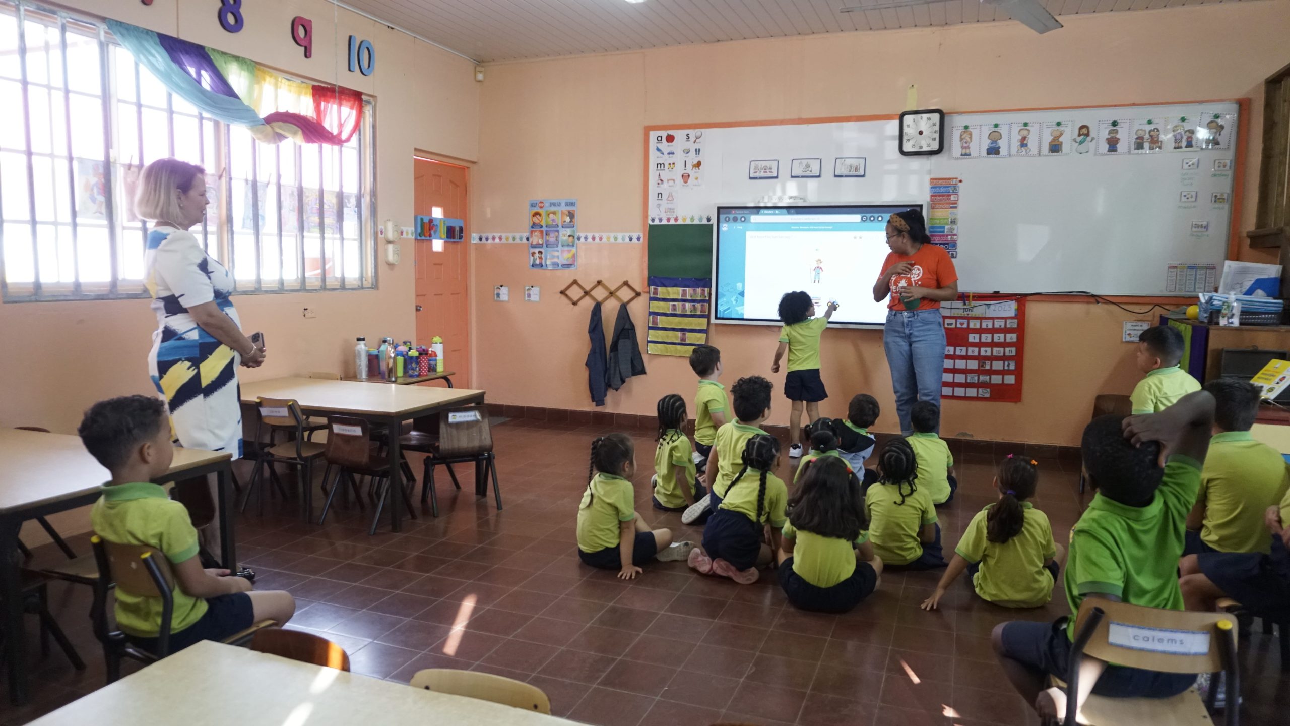 Prome Minister Ta Felicita Aurora Kleuterschool Como Un Di E Scolnan Ganador Di E Campaña Di Edutech 161 Mp Aurora Edutech 6 Scaled