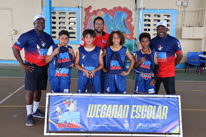 Minister Endy Croes Ta Felicita E Scolnan Cu A Destaca Den Basketball B Mucha Homber 162 Minister Endy Croes Ta Felicita E Scolnan Cu A Destaca Den Basketball B Mucha Homber