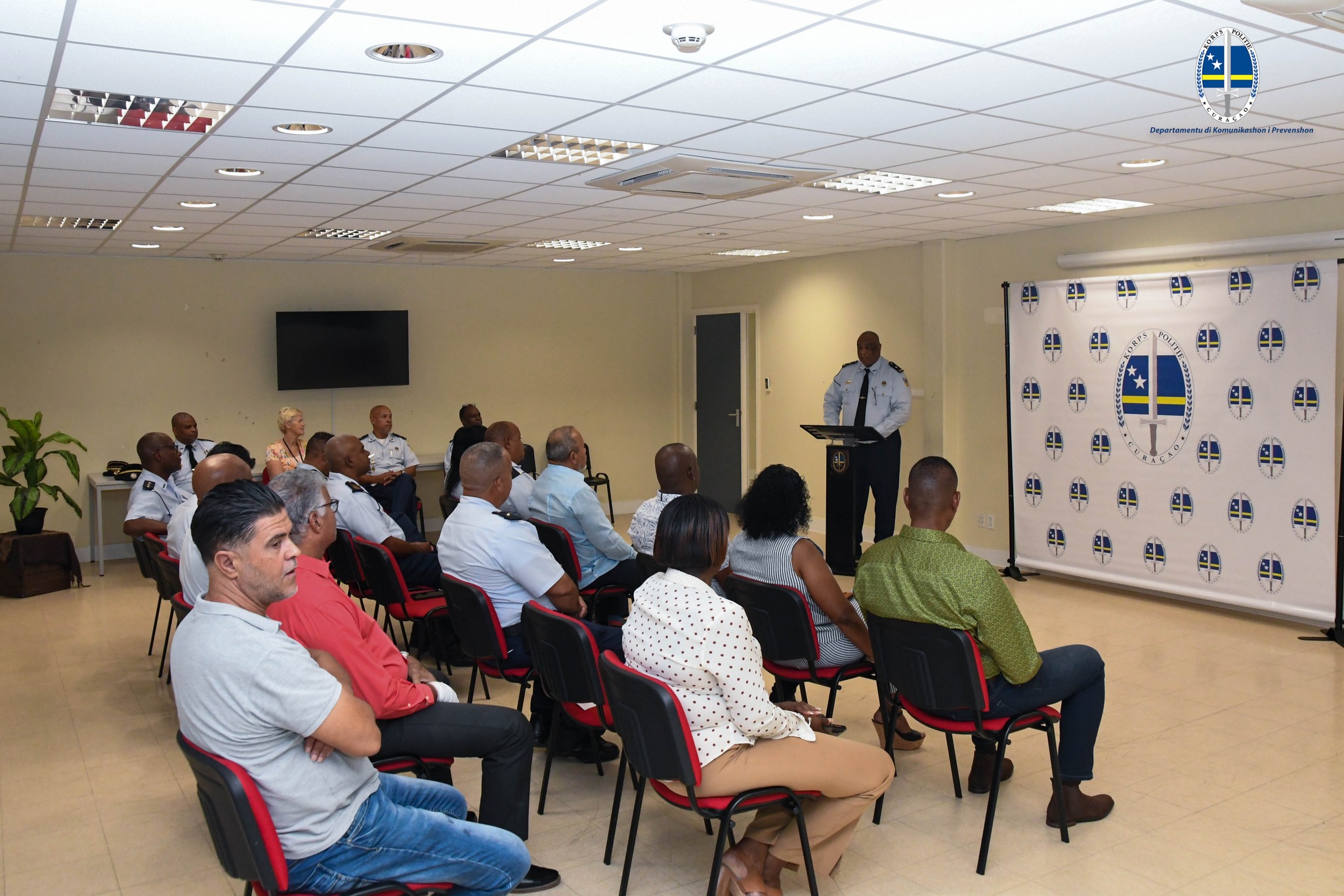 Cuerpo Policial Corsou A Duna Homenahe Na 15 Hubilario 180 Polis Di Curacao 22