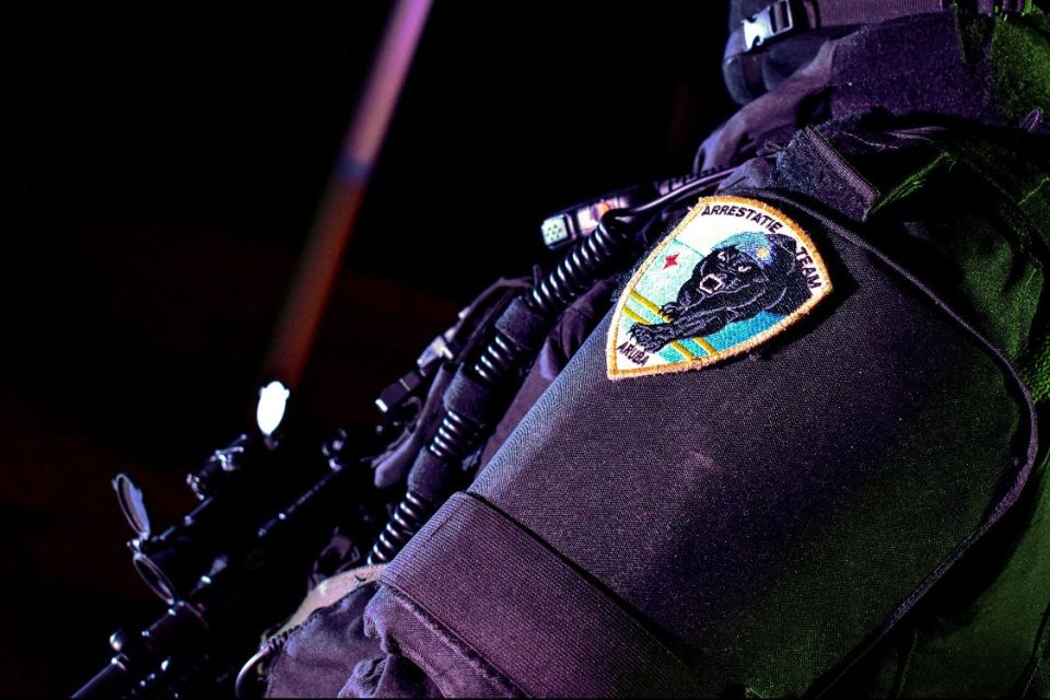 A Detene 2 Homber Pa Posesion Di Arma Di Candela Y Droga