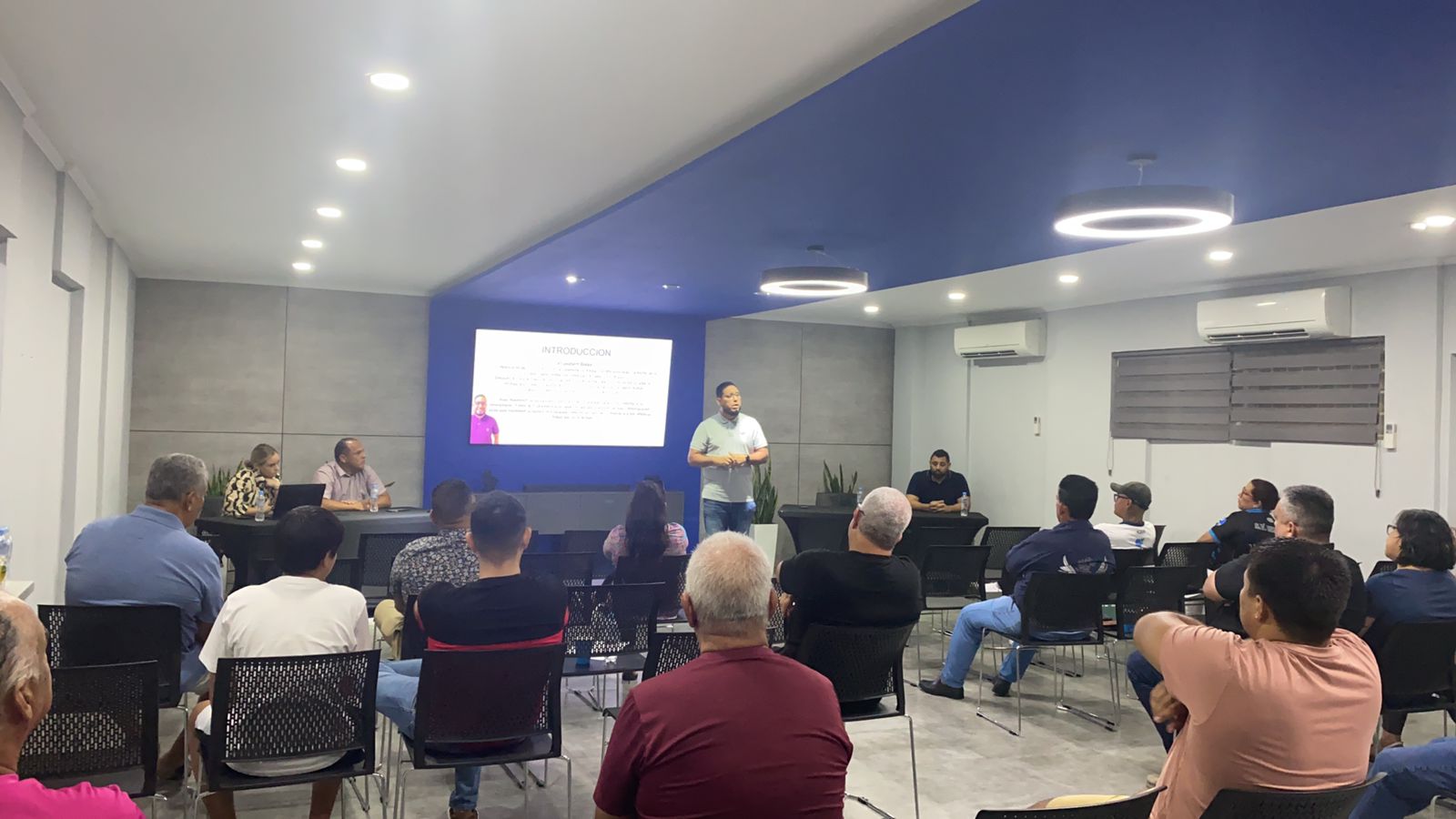 Cuatro Hoben Dinamico Y Cu Amor Pa Deporte A Postula Nan Mes Pa Bestuur Nobo Di Avb.1