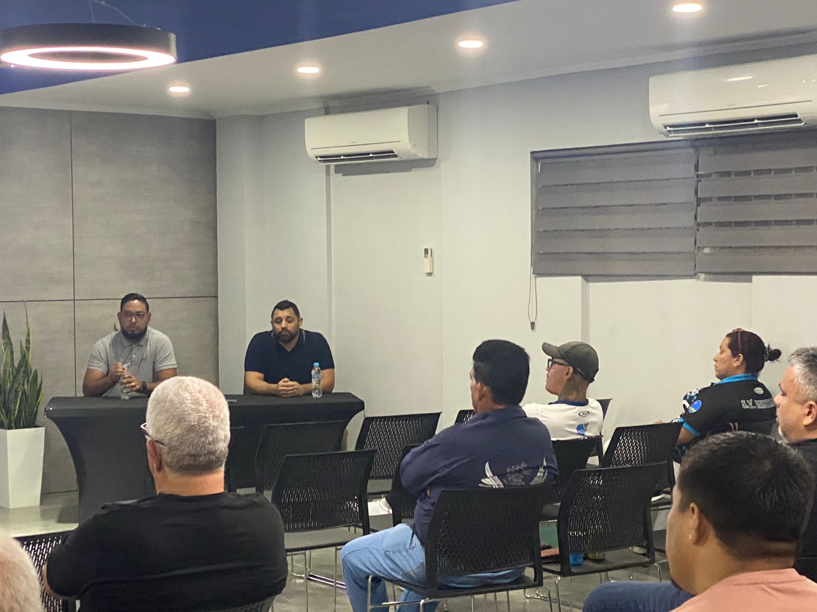 Cuatro Hoben Dinamico Y Cu Amor Pa Deporte A Postula Nan Mes Pa Bestuur Nobo Di Avb.2