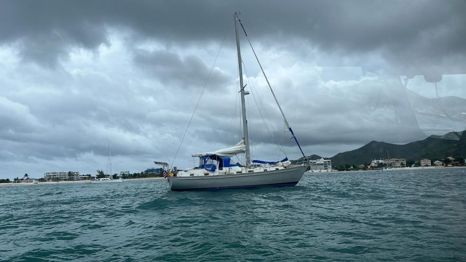 Guarda Costa A Yuda Un Boto Di Vela Na St. Maarten