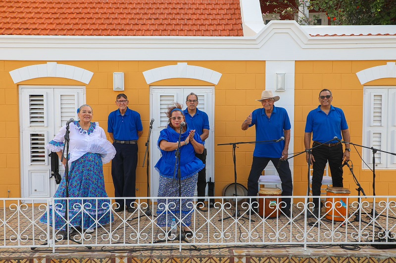 Minister Di Finansa Y Cultura, Xiomara Maduro Ta Gradici Grupo ‘Sodo Y Cuero’ Pa Nan Presentacion Den Cuadro Di E Acto Di ‘Conmemoracion Di 160 Abolicion Di Sclavitud Den Reino Hulandes’ 160 Presentacion Sodo Y Cuero