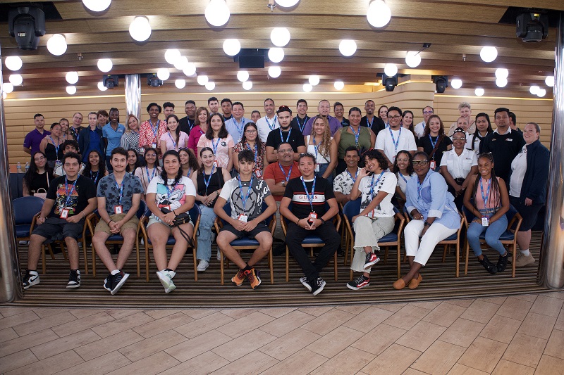 Minister Endy Croes: Studiantenan Di Colegio Epi Sector Horeca A Haya Un Amplio Presentacion Y Recorido Di E Crucero Carnival Celebration 163 Comunicado Minister Di Ensenansa Y Deporte Endy Croes.1
