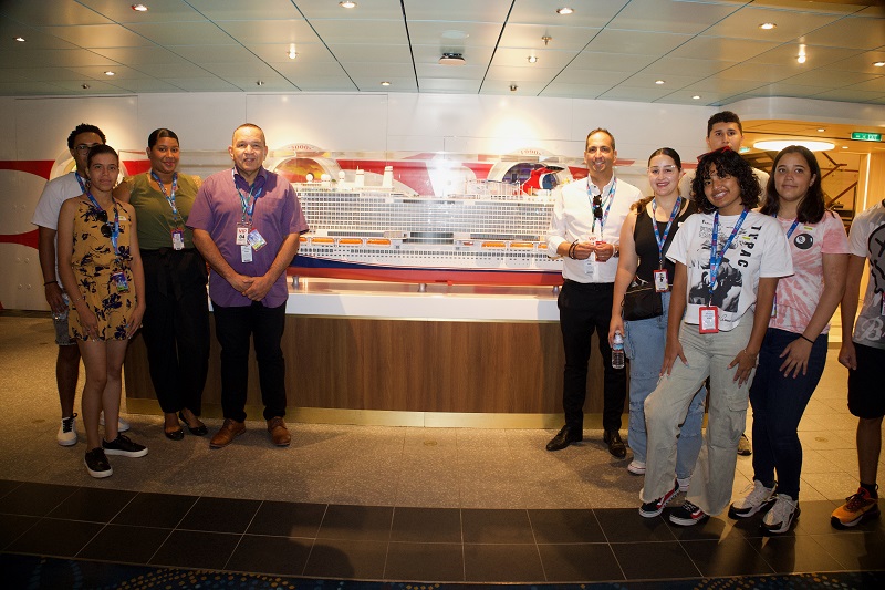 Minister Endy Croes: Studiantenan Di Colegio Epi Sector Horeca A Haya Un Amplio Presentacion Y Recorido Di E Crucero Carnival Celebration 160 Comunicado Minister Di Ensenansa Y Deporte Endy Croes.6