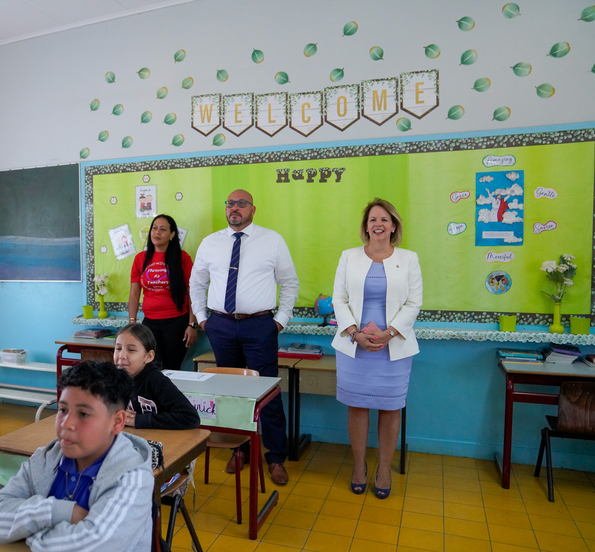 Prome Minister Ta Gradici Tur Maestro Pa Nan Dedicacion Na Enseñansa, Y Ta Desea Nan Hopi Exito Pa Aña Escolar 2023-2024 165 Mp Gradici Maestronan12