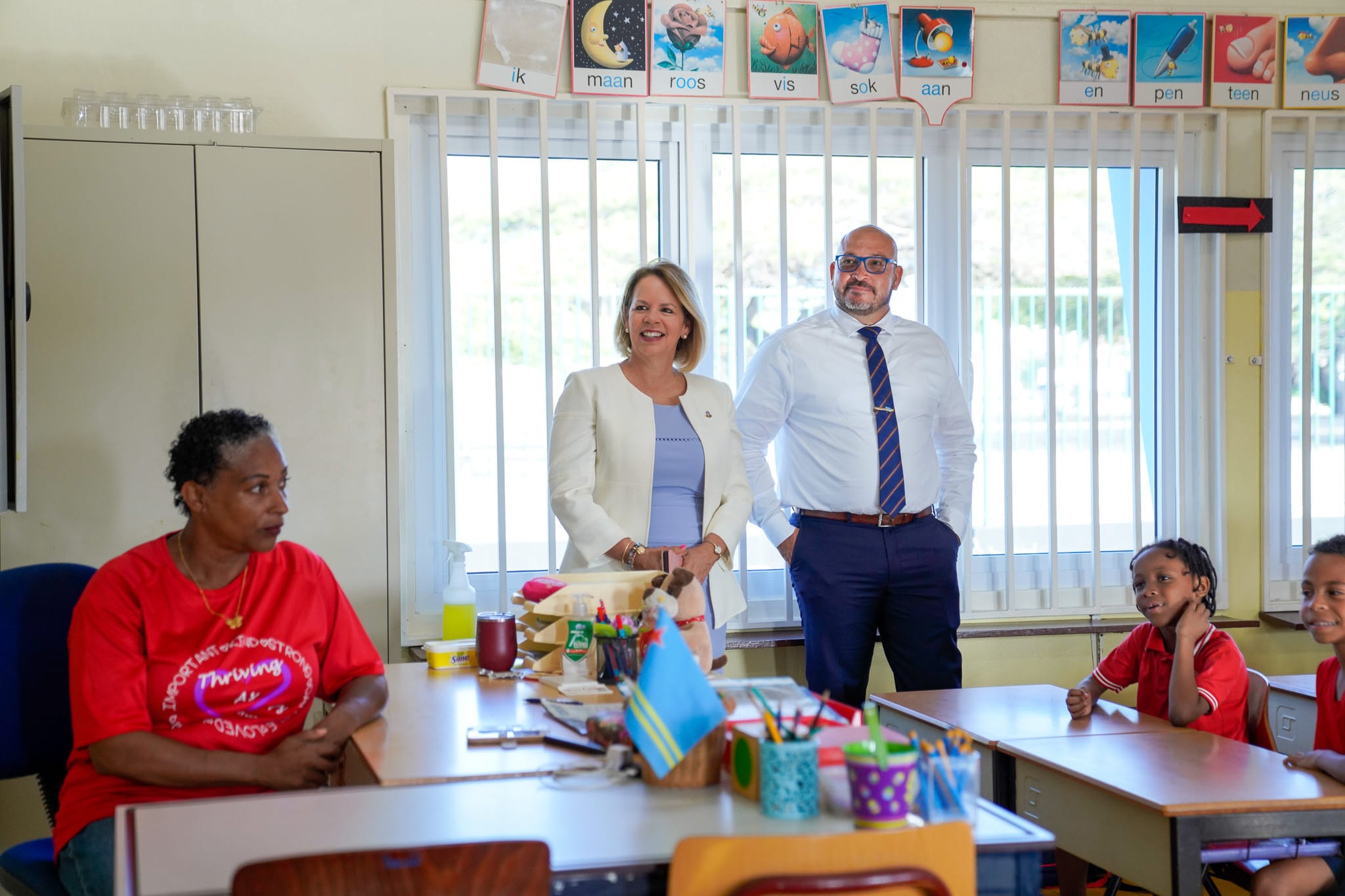 Prome Minister Ta Gradici Tur Maestro Pa Nan Dedicacion Na Enseñansa, Y Ta Desea Nan Hopi Exito Pa Aña Escolar 2023-2024 161 Mp Gradici Maestronan2
