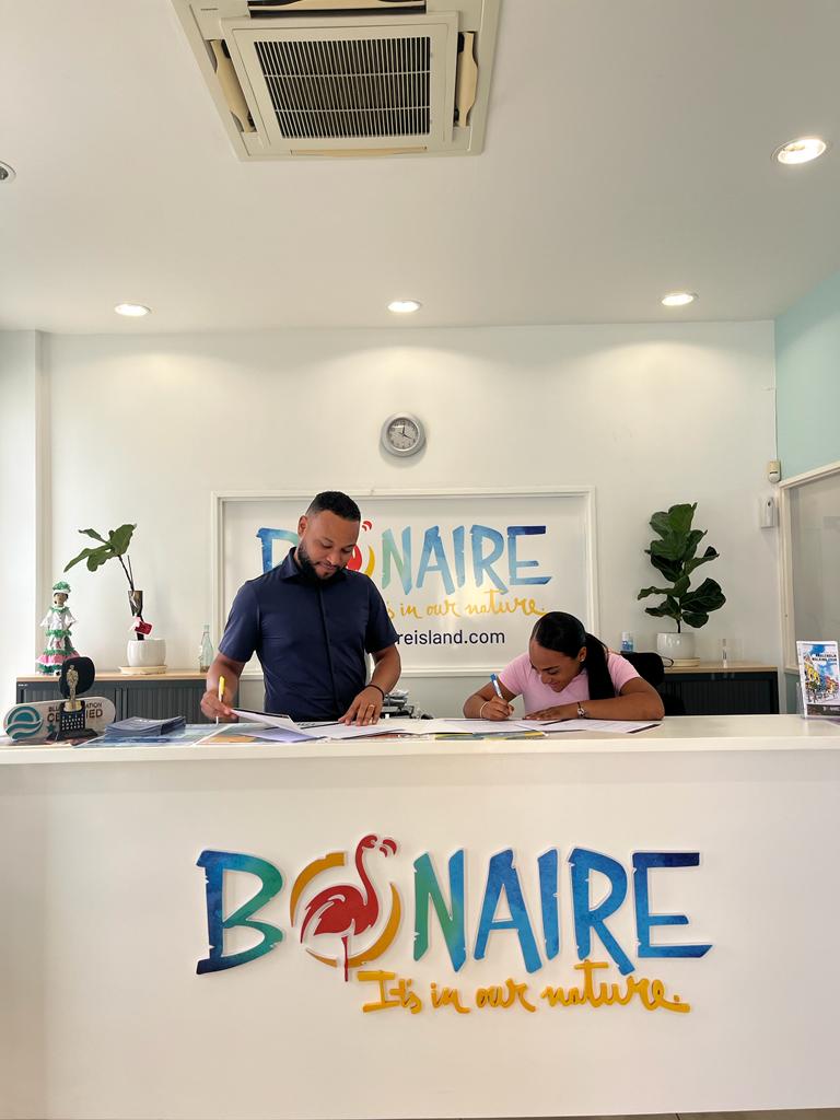 Pap Tourism Corporation Bonaire Ta Firma Mou Cu Talentonan Local Pa Promove Boneiro 3