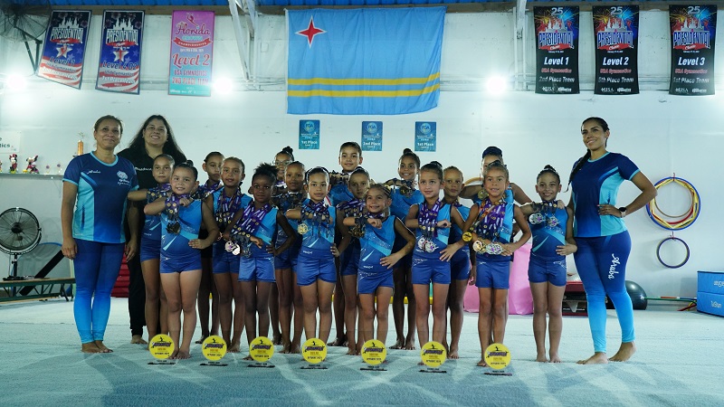 Minister Endy Croes A Bishita E Atletanan Di Gihae Gymnastics .1