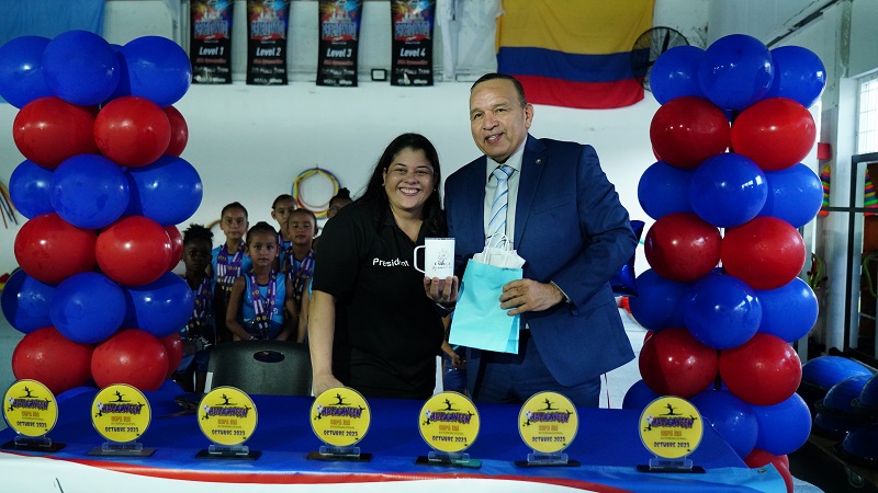 Minister Endy Croes A Bishita E Atletanan Di Gihae Gymnastics .2