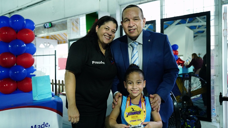Minister Endy Croes A Bishita E Atletanan Di Gihae Gymnastics .5