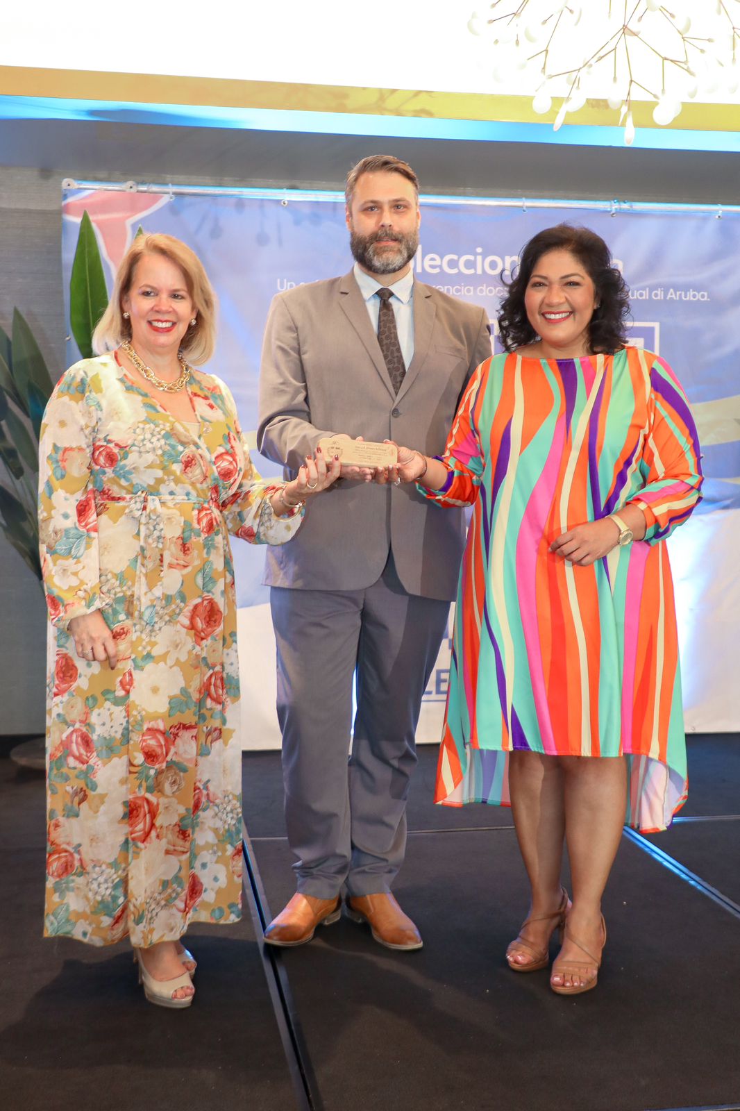 Minister Maduro Di Cultura Ta Reconoce E Trabou Pionero Di Sr. Peter Scholing Pa Haci Coleccion Aruba Un Realidad Riba Www.coleccion.aw 160 Reconocimento Peter Scholing 01
