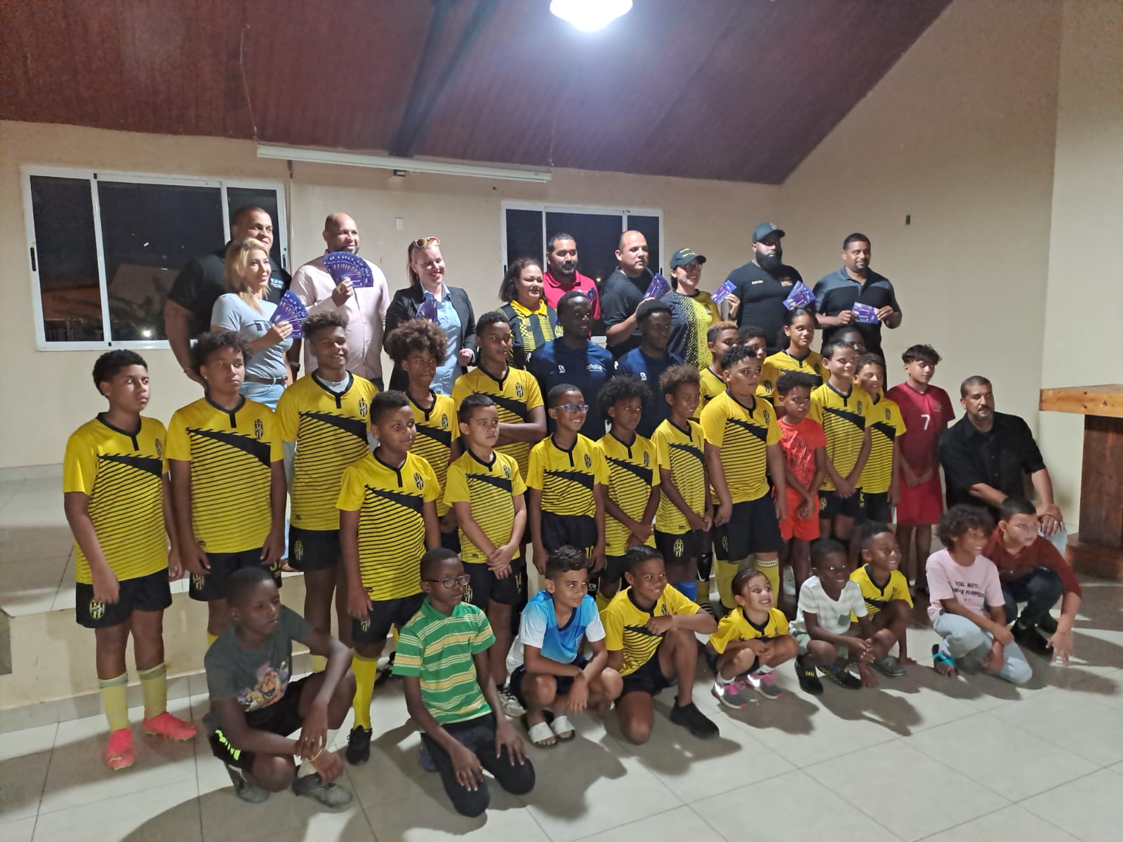 Tres Comerciante Cu Ta Kere Den Nos Futuro Generacion Ta Regala 100 Mucha Carchi Pa Drenta Stadion Diasabra Awo.2