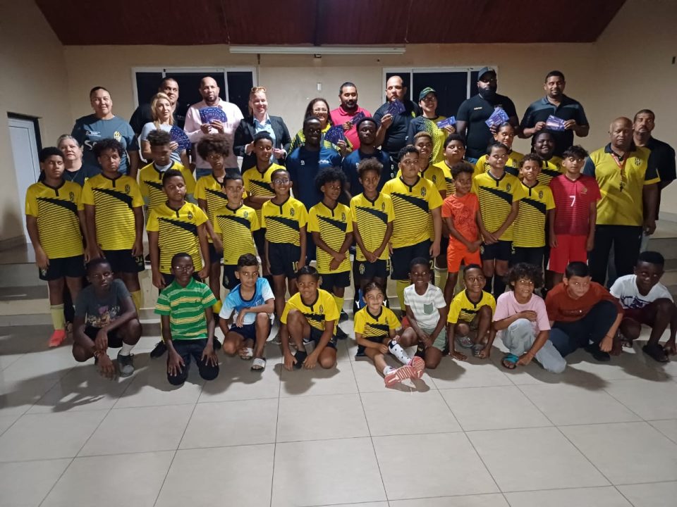 Tres Comerciante Cu Ta Kere Den Nos Futuro Generacion Ta Regala 100 Mucha Carchi Pa Drenta Stadion Diasabra Awo.78