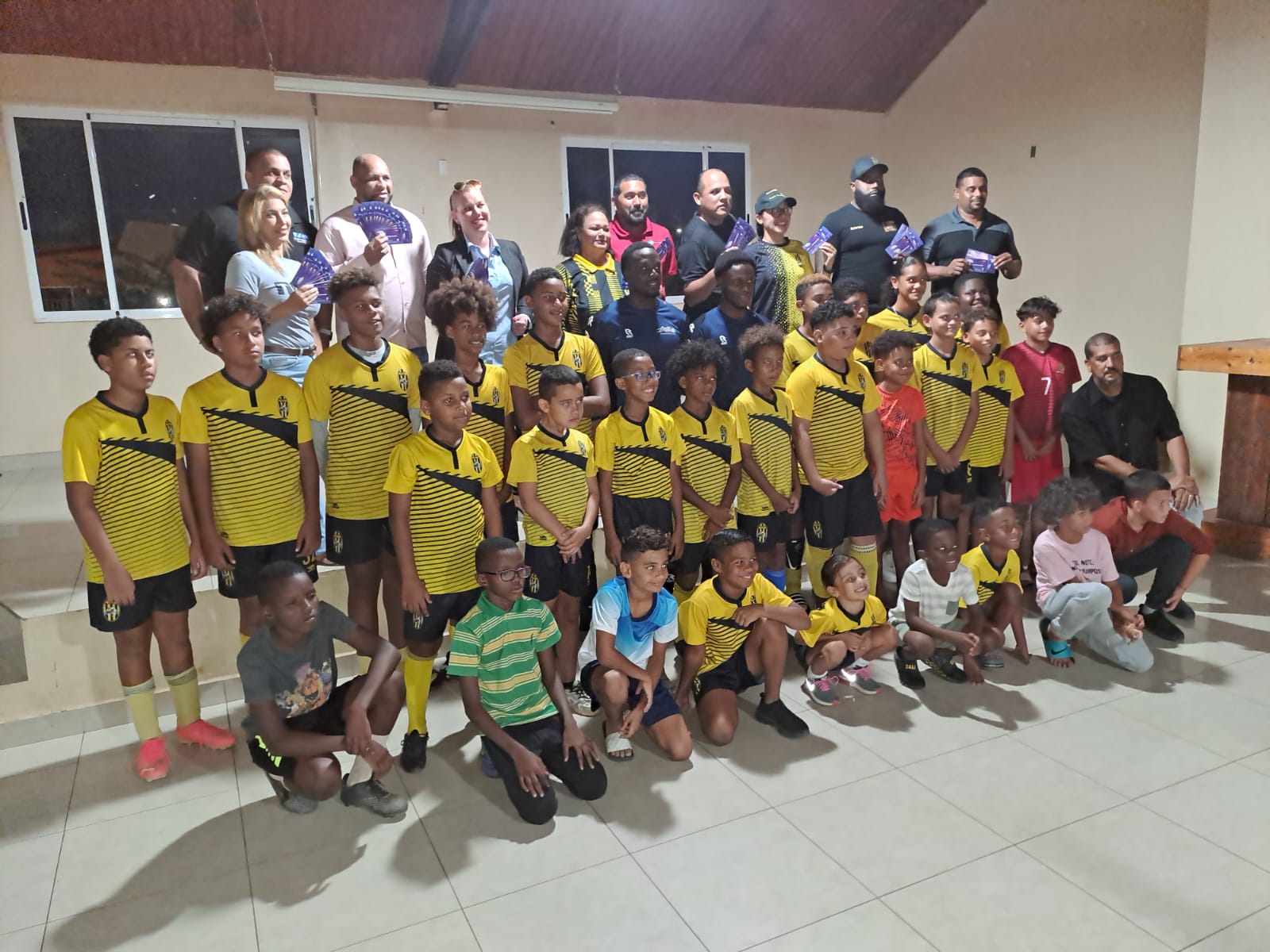 Tres Comerciante Cu Ta Kere Den Nos Futuro Generacion Ta Regala 100 Mucha Carchi Pa Drenta Stadion Diasabra Awo