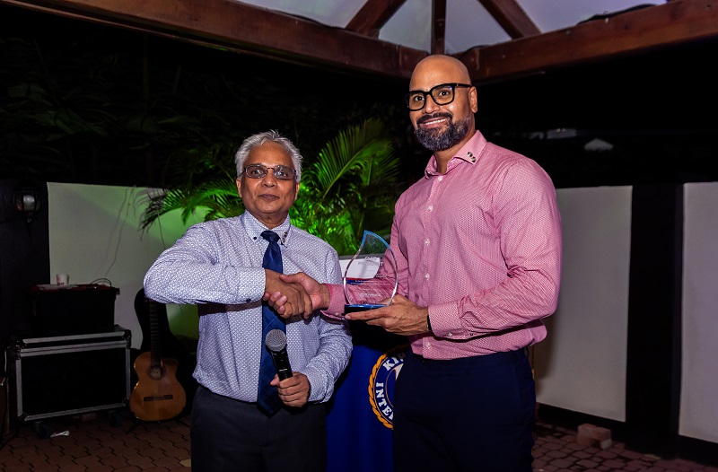 Kiwanis Club Van Aruba Installeert Nieuwe Director Voor 2023-2024 163 Presidents Award To Ipp Jokoeza Hooplot.5