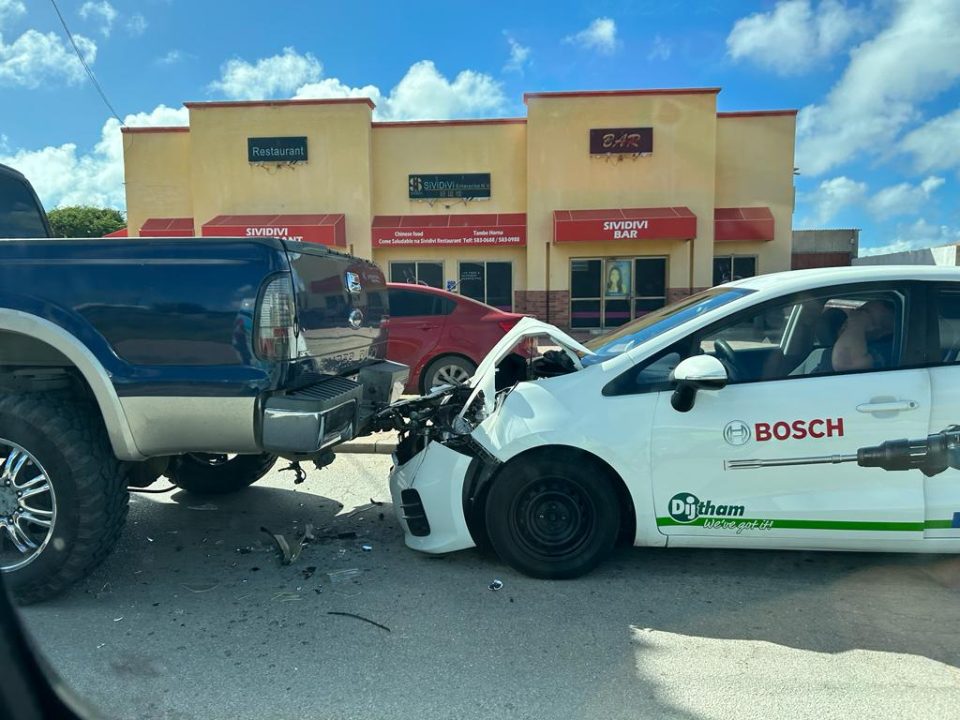 Accidente Cu Basta Dano Material Den Porta Di Fin Di Ana