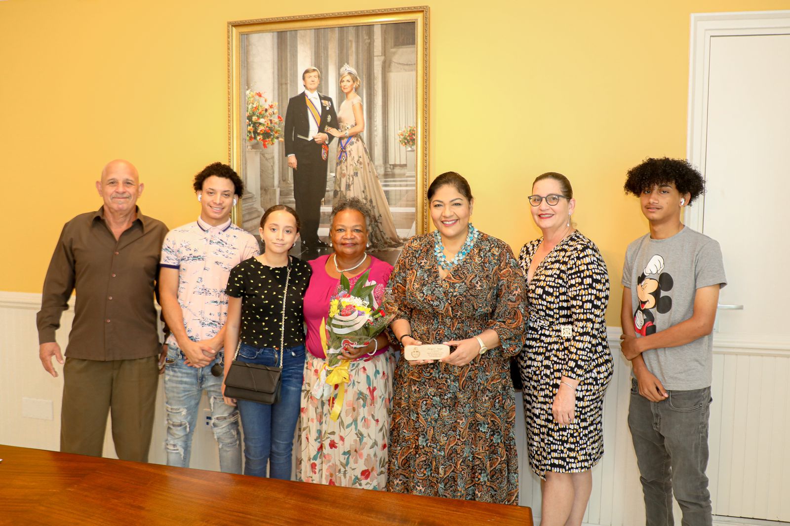 Minister Maduro Ta Felicita Sra. Mirta Carolyn Geerman - Tamper Cu A Cumpli 40 Aniversario Di Trabou Na Departamento Di Impuesto 162 Mirta Carolyn Geerman Stamper 03