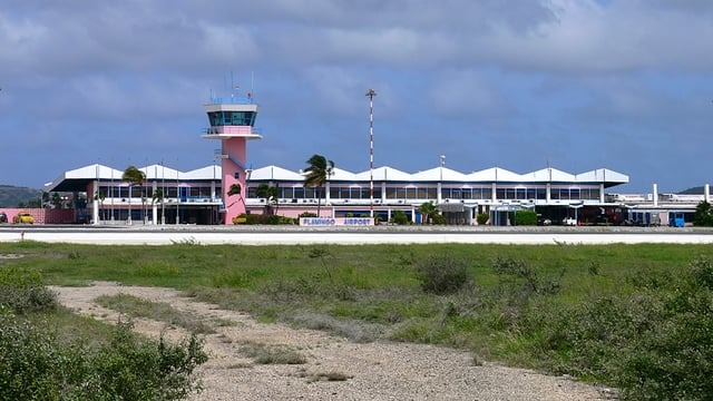 Pareha Huntu Ku Un Mucha Chiki Detene Na Aeropuerto Internashonal Di Boneiru Pa Trafiko Di Supstansia Narkotiko