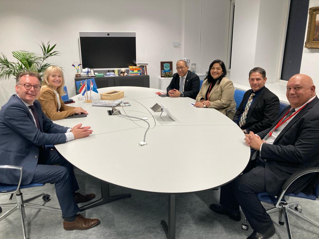 Minister Maduro A Reuni Cu Director General Encarga Cu Aduana Na Hulanda, Sra. Nanette Van Schelven 160 Minfic Reunion Cu Dg Encarga Cu Aduana Na Hulanda 02