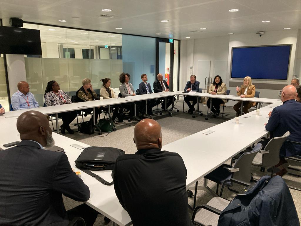 Minister Maduro A Reuni Cu Director General Encarga Cu Aduana Na Hulanda, Sra. Nanette Van Schelven 162 Minfic Reunion Cu Dg Encarga Cu Aduana Na Hulanda 05