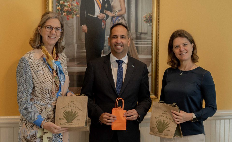 Pic Embahador Di Hulanda Bishita Minister Oduber