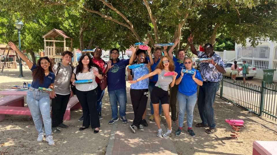 Tcb Ta Inspira Hobennan Boneriano Den Kolaborashon Ku Scholengemeenschap Bonaire Sgb I E Artista Lokal Norwin Nochi Coffie