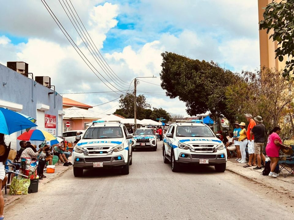 Cu 222 Polis Riba Pia Aruba A Celebra Parada Grandi San Nicolas