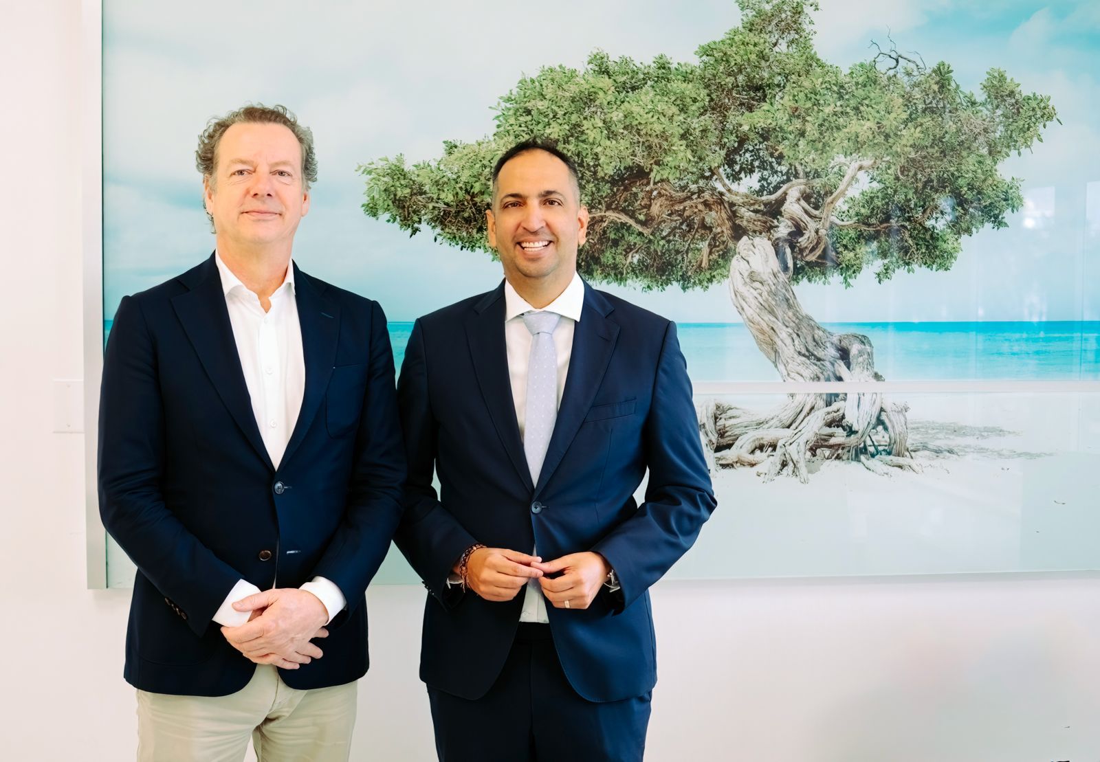 Minister Dangui Oduber: Prof Dr. Van Benthem Di Leids Universitaire Medisch Centrum Di Bishita Na Aruba Pa Sondea Posibilidad Di Cooperacion Cu Aruba Pa Sigui Eleva Calidad Di Cuido Na Aruba 160 Pic Meetingprofvanbenthemleidsuniversitairemedischcentrum.3