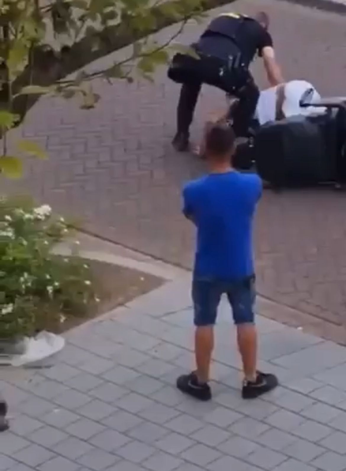 Polis Hulandes A Agredi Homber Invalido Sin Ningun Motibo.11