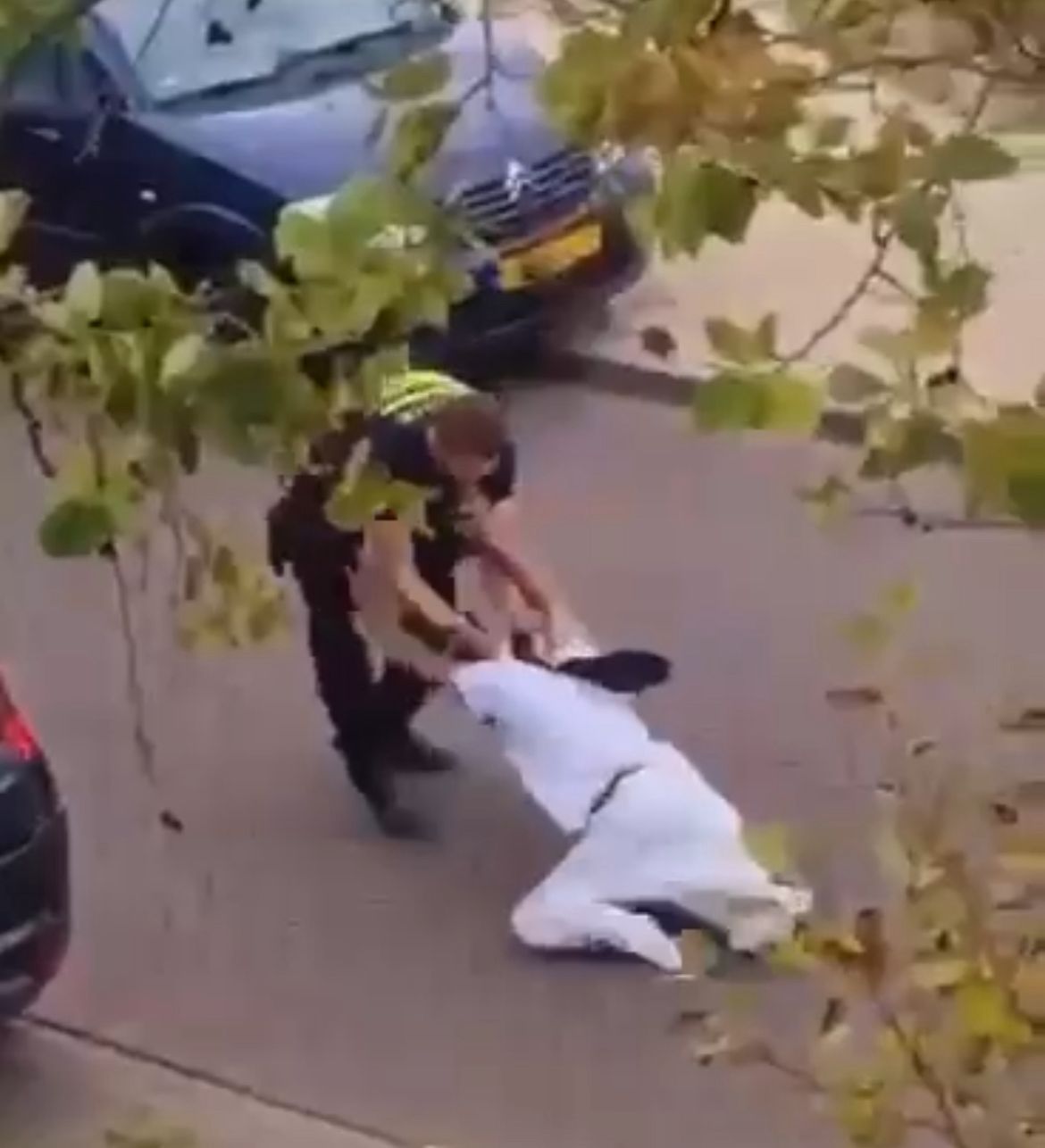 Polis Hulandes A Agredi Homber Invalido Sin Ningun Motibo.22