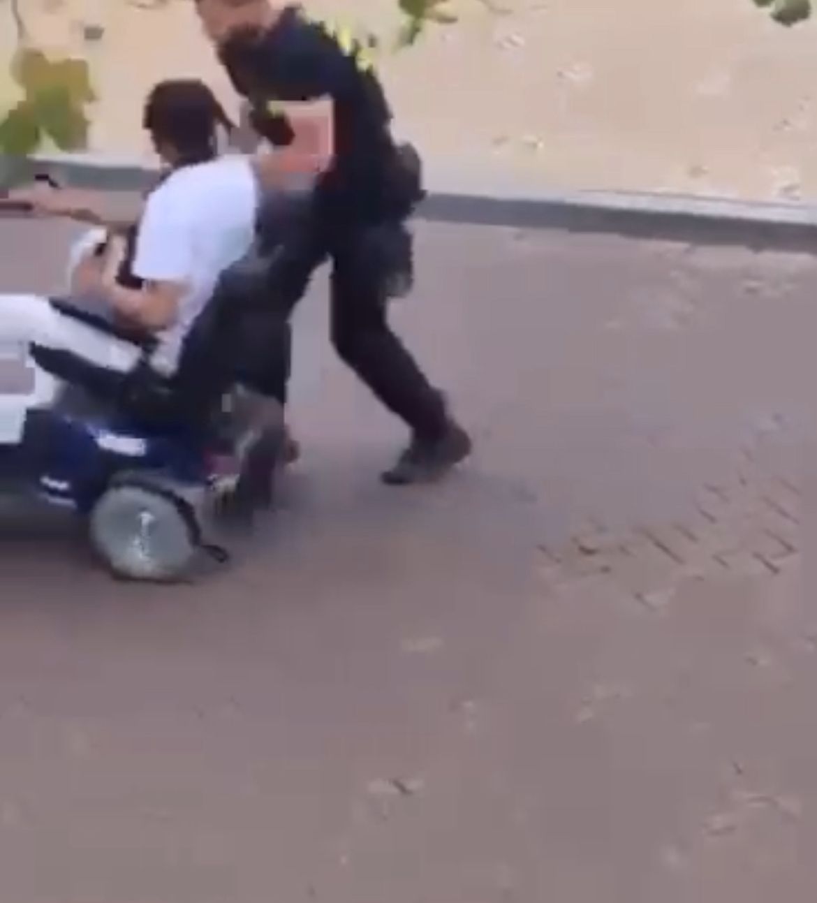 Polis Hulandes A Agredi Homber Invalido Sin Ningun Motibo.44