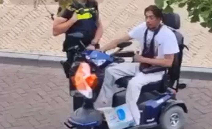 Polis Hulandes A Agredi Homber Invalido Sin Ningun Motibo