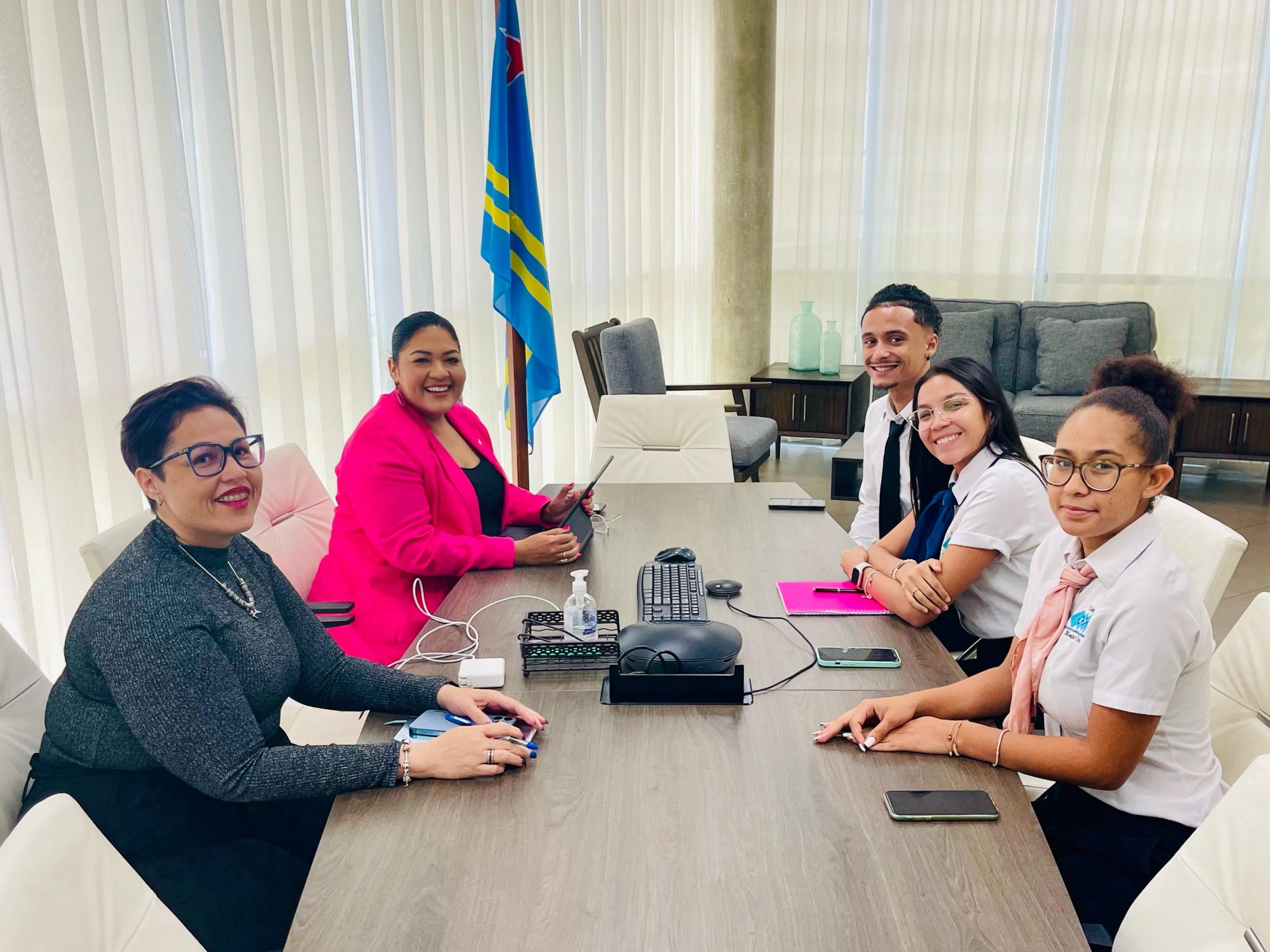 Minister Maduro A Contesta Preguntanan Di Studiantenan Di Epi Sector Hospitalidad Riba Gobernacion Cu Ta Toca Finansa Y Cultura Na Aruba 162 Studiantenan Di Epi 05 Scaled