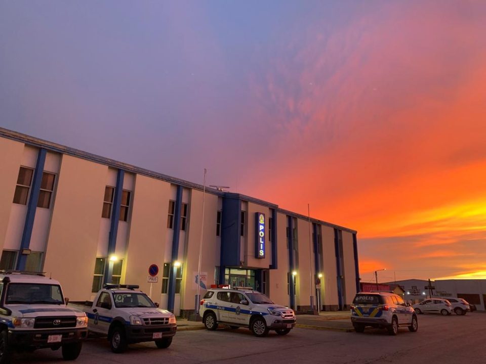 Persona Di Fam L Cu Lo A Pone Objetonan Riba Caminda A Keda Deteni