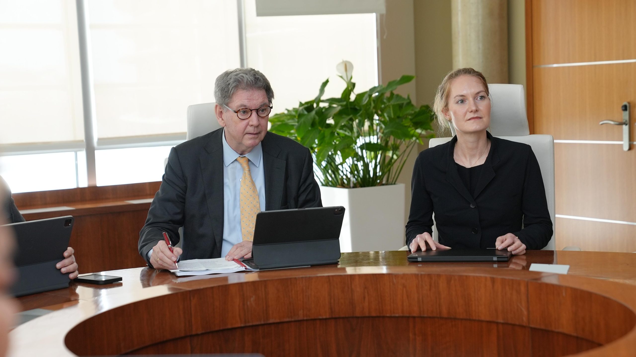 Executive Director Di Imf Sr. Paul Hilbers Cu Palabra Di Elogio Pa E Recuperacion Financiero Y Economico Di Aruba 160 Executive Director Di Imf Hilbers Di Bishita Na Conseho Di Minister 02 Scaled