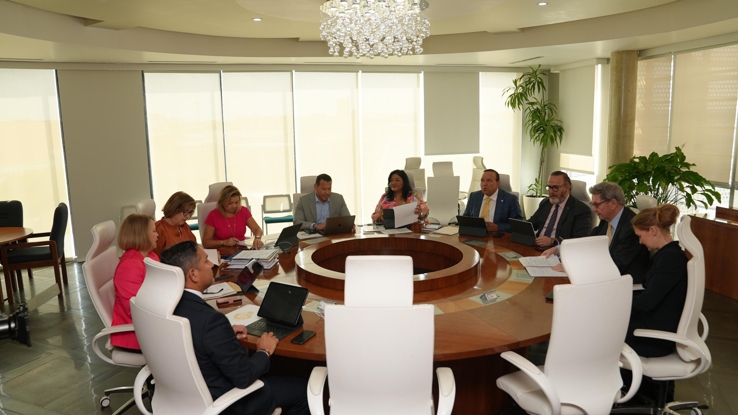 Executive Director Di Imf Sr. Paul Hilbers Cu Palabra Di Elogio Pa E Recuperacion Financiero Y Economico Di Aruba 161 Executive Director Di Imf Hilbers Di Bishita Na Conseho Di Minister 04 Scaled