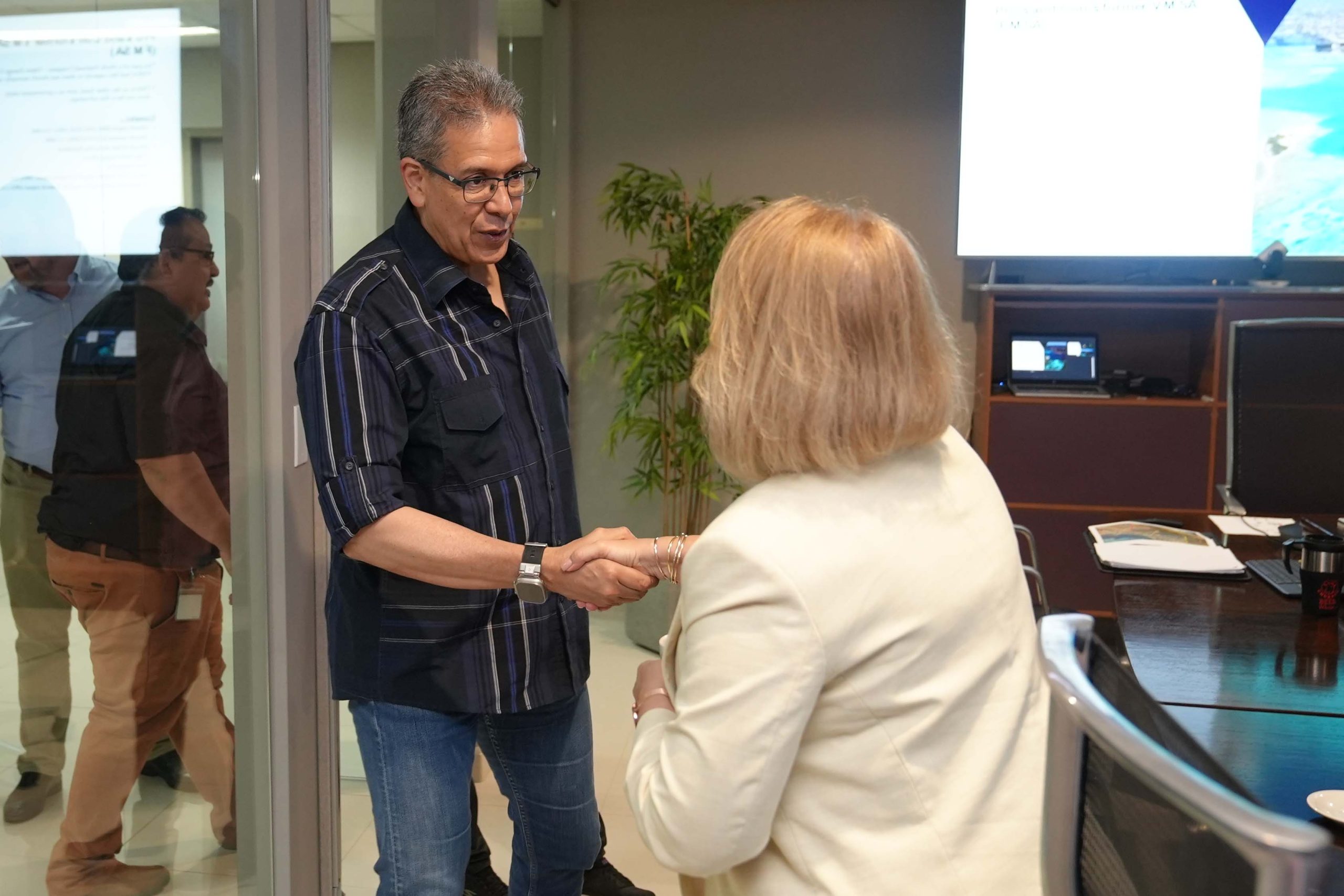 Prome Minister A Haci Un Recorido Riba E Tereno Di Refineria Di Aruba 161 Mp Pr Recorido Refineria Di Aruba Rda 9 Scaled