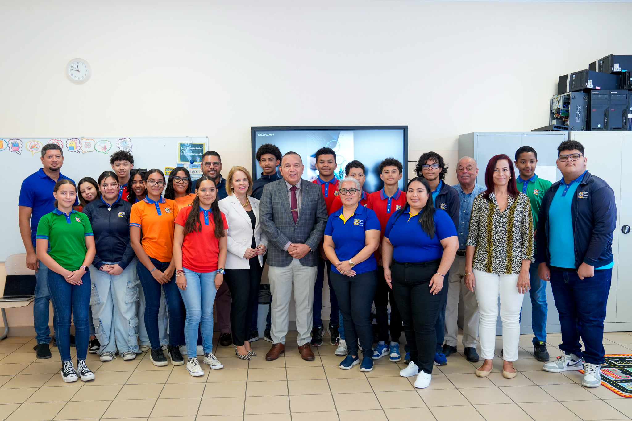 Colegio San Antonio Ta Stimula Alumnonan Riba E Area Di Naik 165 Mp Colegio San Antonio Naik 12