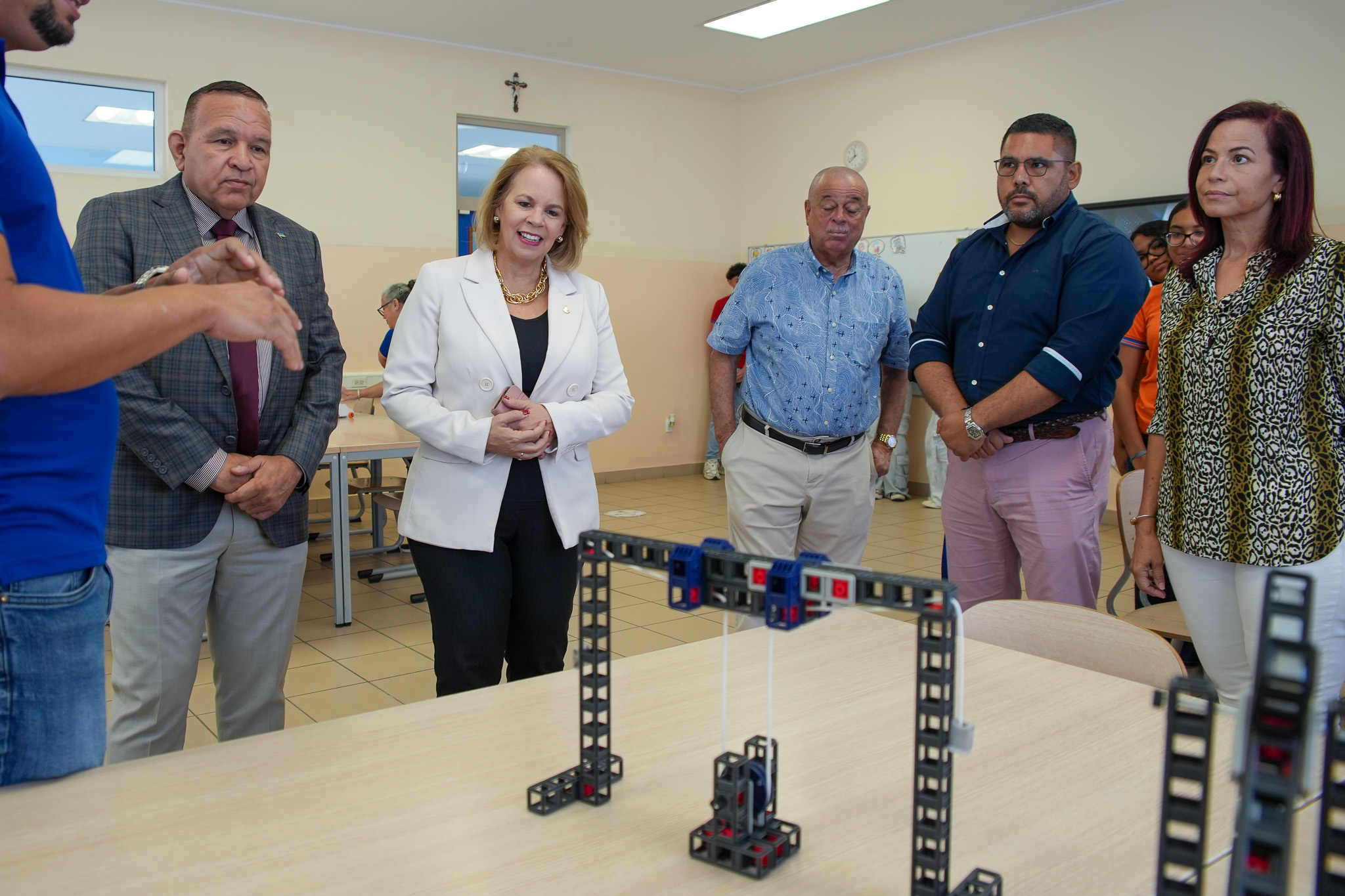 Colegio San Antonio Ta Stimula Alumnonan Riba E Area Di Naik 161 Mp Colegio San Antonio Naik 16