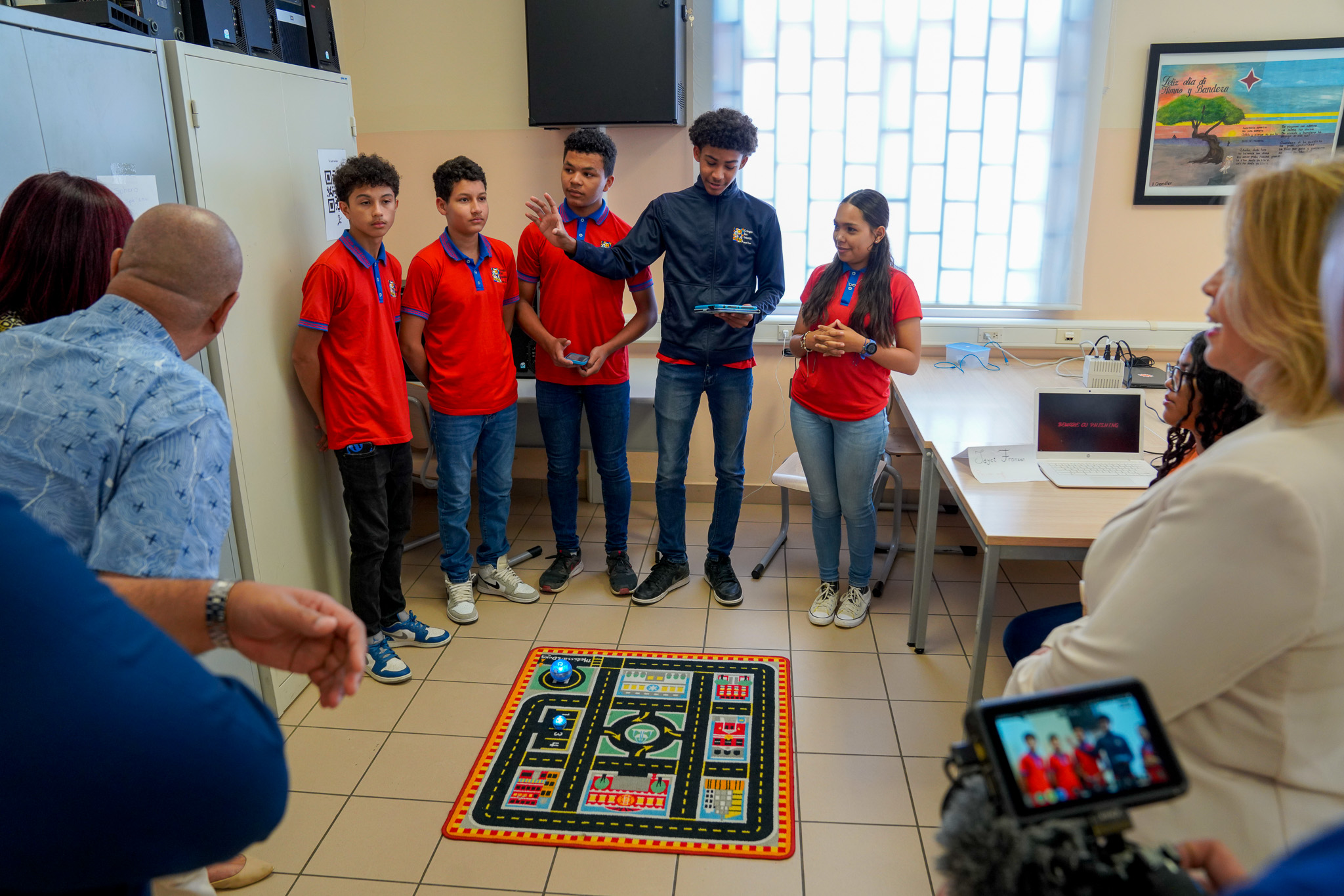 Colegio San Antonio Ta Stimula Alumnonan Riba E Area Di Naik 169 Mp Colegio San Antonio Naik 7
