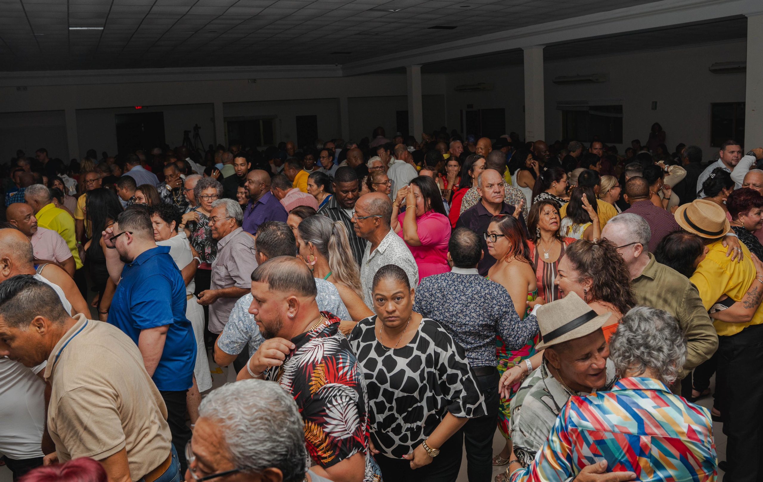 Minister Maduro Di Cultura Ta Reconoce Robert Thiel Pa Su Trayectorio Di 50 Aña Den Farandula Di Aruba 167 Reconocimento Robert Thiel 05 Scaled