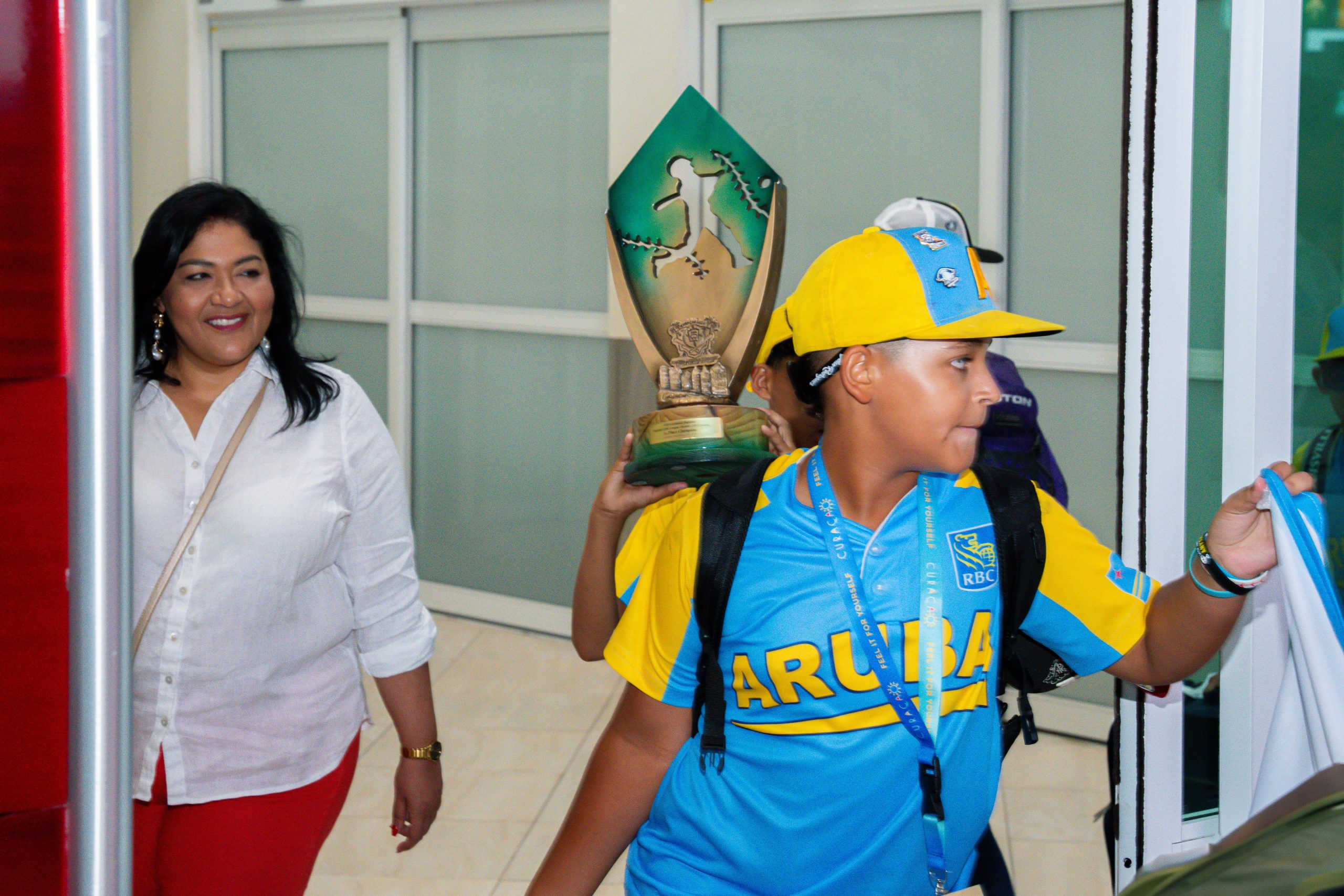 Minister Maduro A Yama E Seleccion Di Little League Aruba Y Campeon Di Caribe Bonbini Na Airport 163 Minfic Seleccion Little League Aua Campeon 06 Scaled