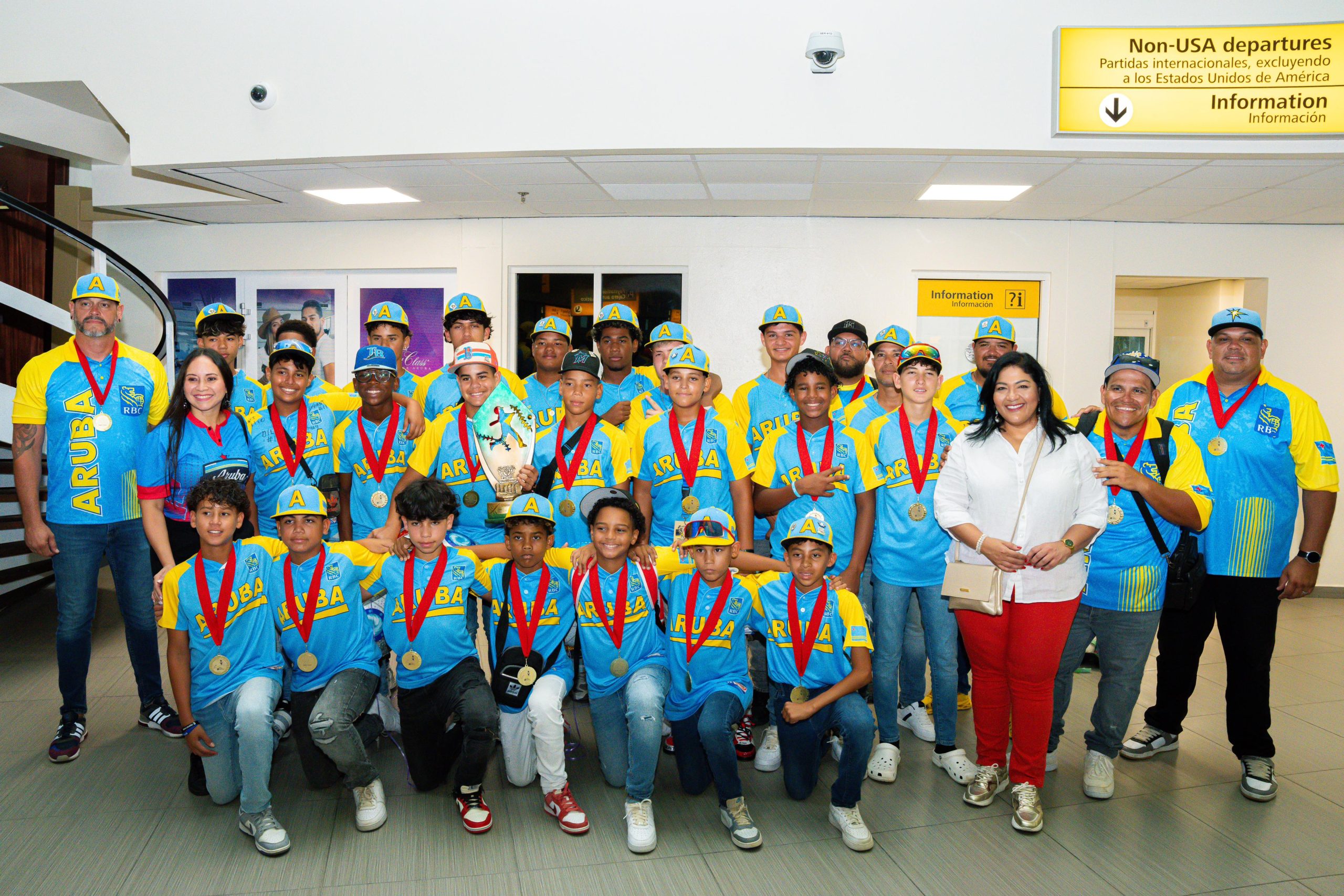 Minister Maduro A Yama E Seleccion Di Little League Aruba Y Campeon Di Caribe Bonbini Na Airport 166 Minfic Seleccion Little League Aua Campeon 12 Scaled