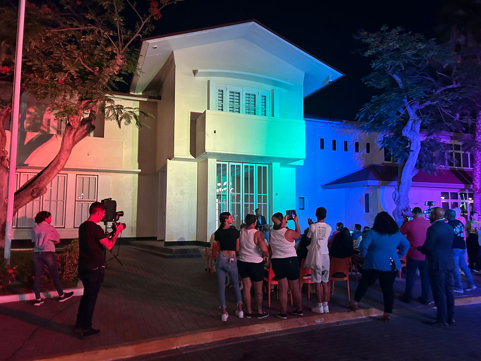 Representante Di Fundacion Orguyo Sra.lidiene Kan Croes : Orguyoso Di Forma Parti Di Iluminacion Di Rainbow Riba Cas Di Gobernacion 161 Cende Luz Di Bestuurskantoor 11 1