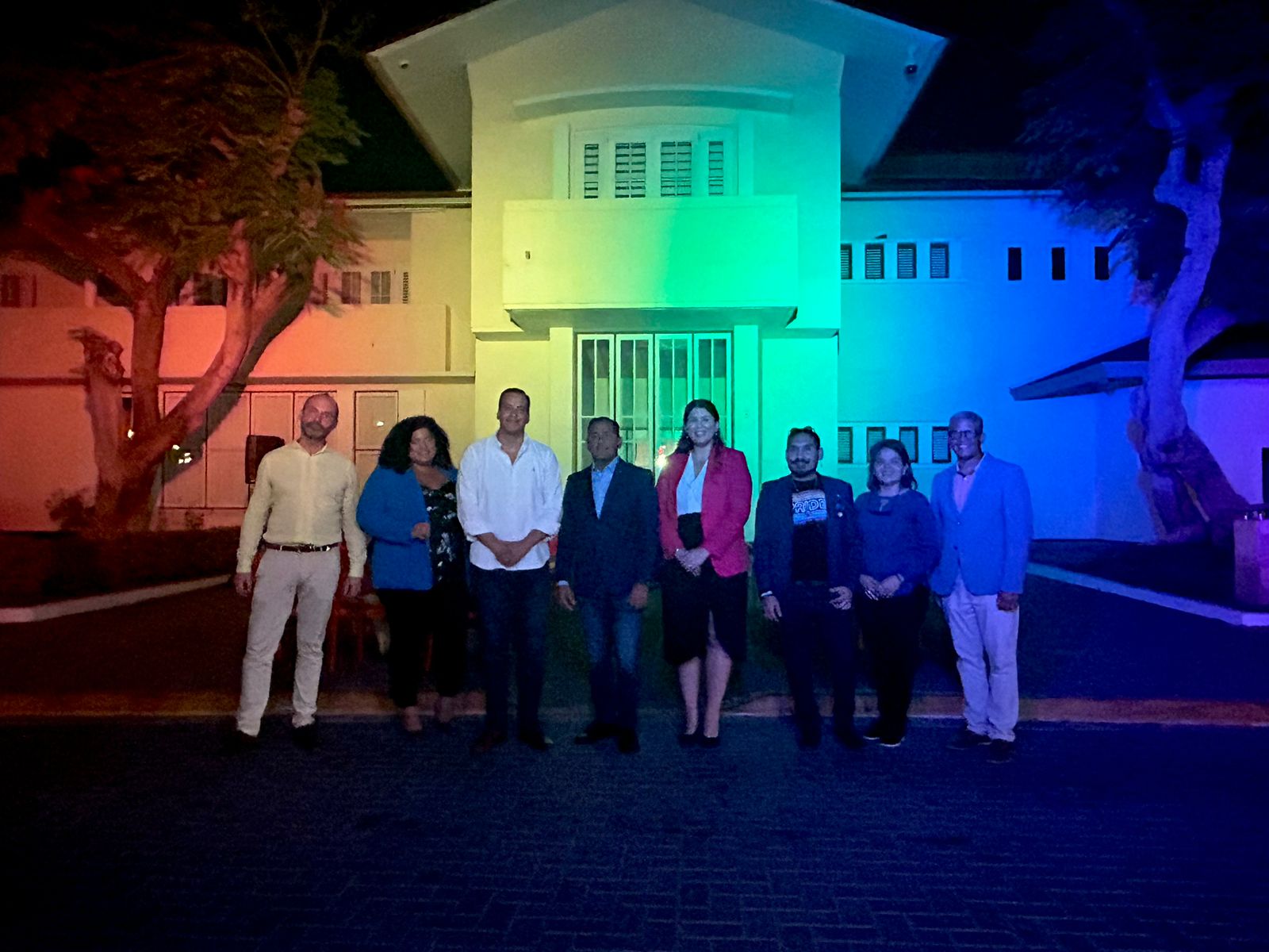 Representante Di Fundacion Orguyo Sra.lidiene Kan Croes : Orguyoso Di Forma Parti Di Iluminacion Di Rainbow Riba Cas Di Gobernacion 160 Cende Luz Di Bestuurskantoor 5 1