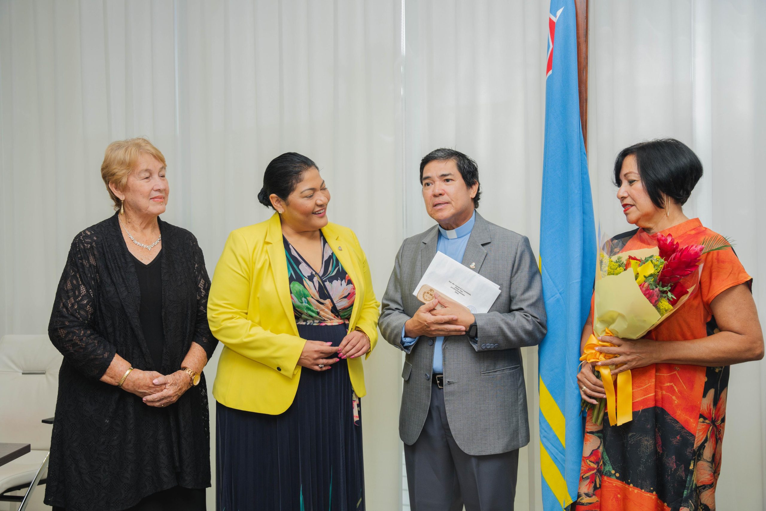 Minister Maduro Di Cultura Ta Felicita Pastoor Canuto 'Toti' Fuentebella Pa Su 25 Aniversario Como Pastoor Na Aruba 161 Minfic Pastoor 6 Scaled