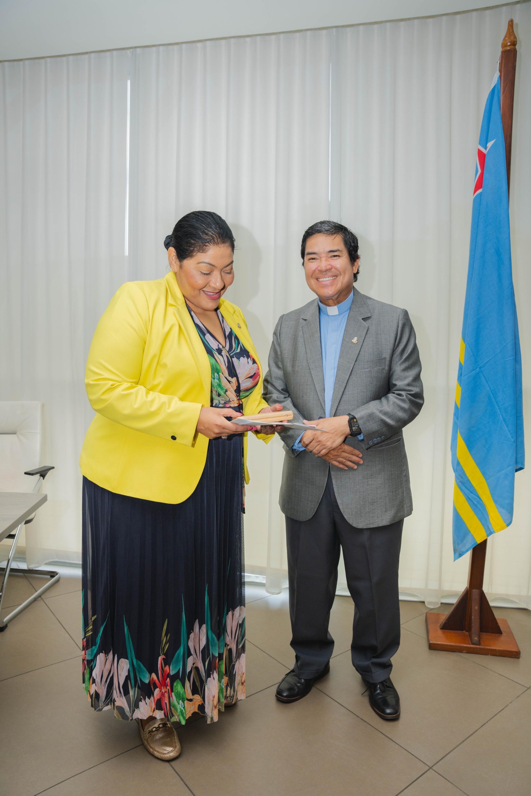 Minister Maduro Di Cultura Ta Felicita Pastoor Canuto 'Toti' Fuentebella Pa Su 25 Aniversario Como Pastoor Na Aruba 162 Minfic Pastoor 7 Scaled
